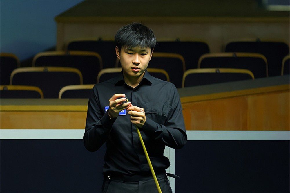 当时北京武术队正在美国巡演，我们俩都还没成为演员。